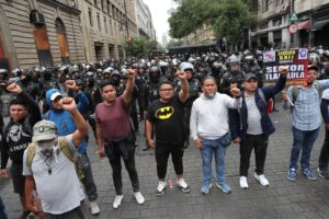 Maestros de la Coordinadora Nacional de Trabajadores de la Educación (CNTE) se manifiestan este lunes, durante una marcha en Ciudad de México (México). EFE/Mario Guzmán