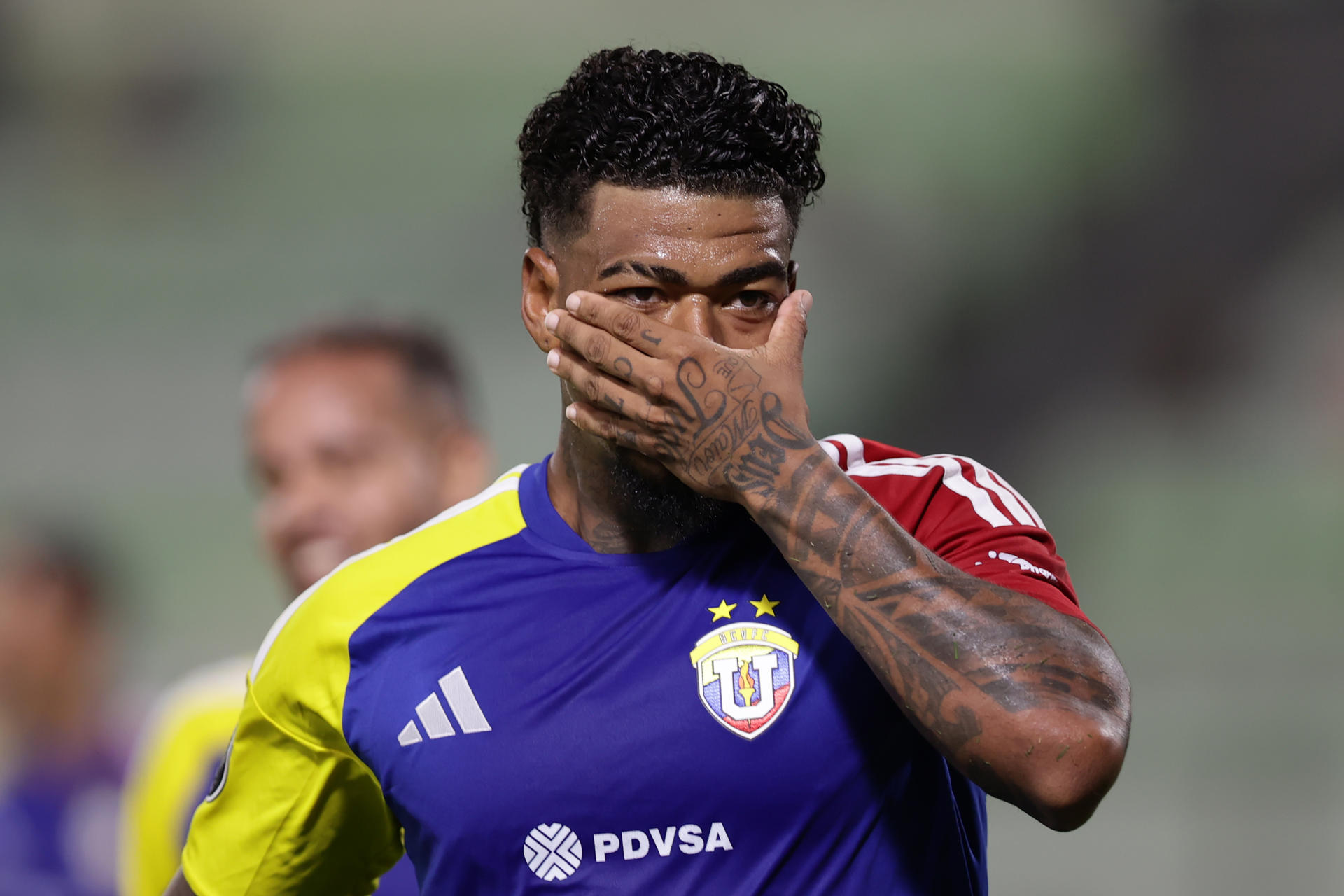 Juan Manuel Cuesta, de Universidad Central, celebra un gol este martes en un partido de la Copa Libertadores ante Independiente del Valle en el estadio Olímpico, en Caracas. EFE/ Ronald Peña R
