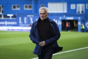 El entrenador del Benfica, José Mourinho, observa antes del partido de fútbol de la Primera División contra el Estoril. EFE/EPA/JOSE SENA GOULAO