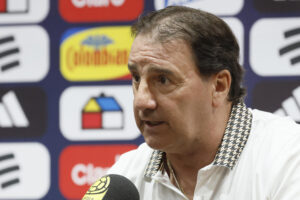 El seleccionador de Colombia, Néstor Lorenzo, habla en una rueda de prensa donde anunció los 26 convocados para el Mundial 2026, en Bogotá (Colombia). EFE/ Carlos Ortega