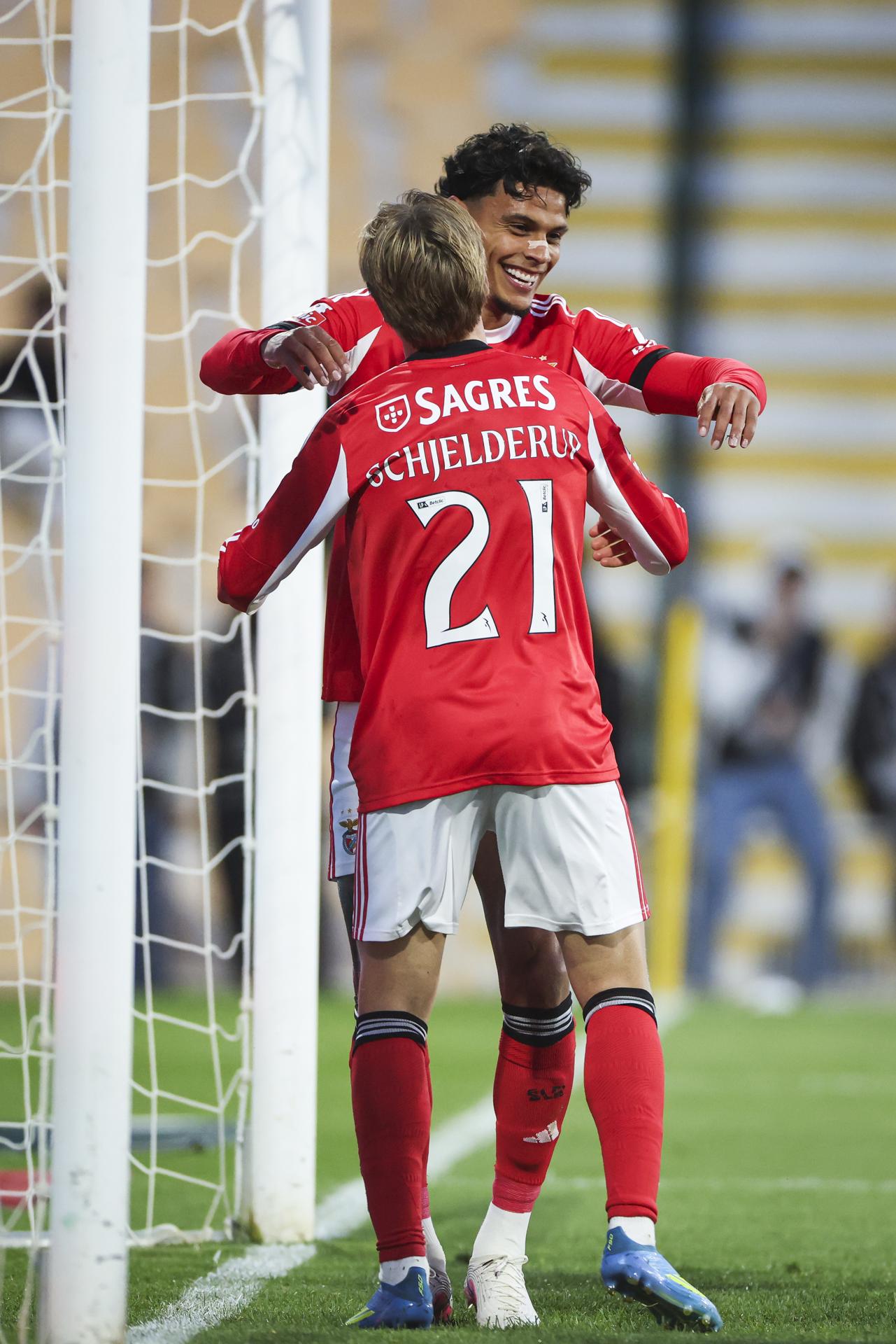 Richard Ríos (derecha), del Benfica, celebra el gol del 0-1 junto a su compañero Andreas Schjelderup durante el partido de fútbol de la Primera División contra el Estoril. EFE/EPA/JOSE SENA GOULAO
