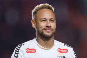 Fotografía tomada en Buenos Aires el 28 de abril a Neymar, figura del Santos, que esta semana afronta un compromiso crucial para volver a la lucha por un cupo en los octavos de final de la Copa Sudamericana. EFE/ Juan Ignacio Roncoroni