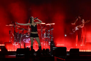 Fotografía de Fernando Villar, en la que puede verse en una imagen de archivo del 12 de julio de 2025 a la cantante y compositora estadounidense Olivia Rodrigo durante un concierto. EFE