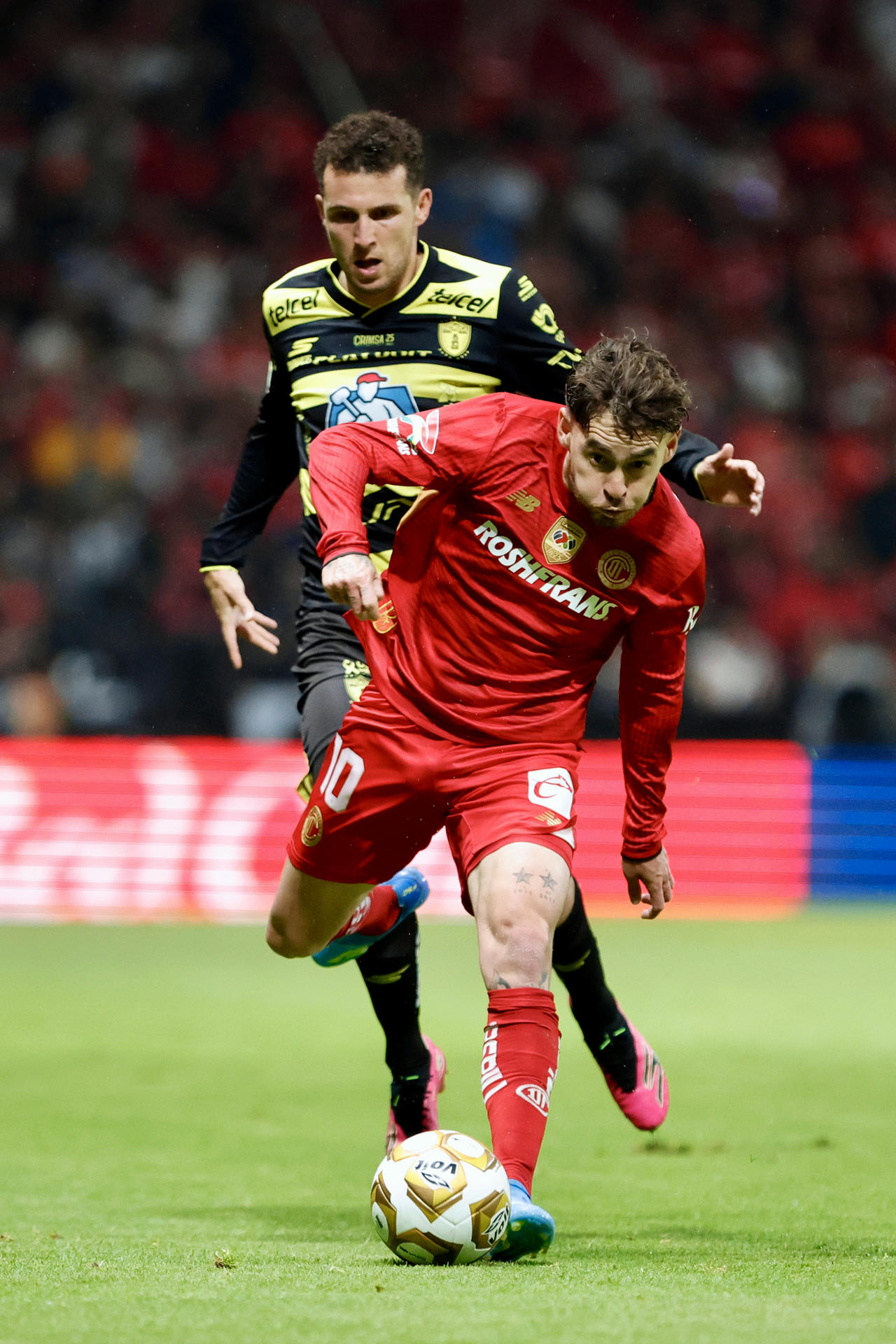 Jesús Angulo (d), de Toluca, disputa un balón con Oussama Idrissi, de Pachuca, en un partido por los cuartos de final de la Liga MX entre Toluca y Pachuca en el estadio Nemesio Diez en Toluca (México). EFE/Felipe Gutiérrez
