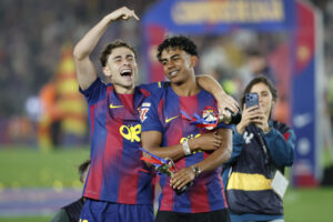 Los jugadores del FC Barcelona Gavi y Lamine Yamal celebrando el título de Liga. EFE/Andreu Dalmau.
