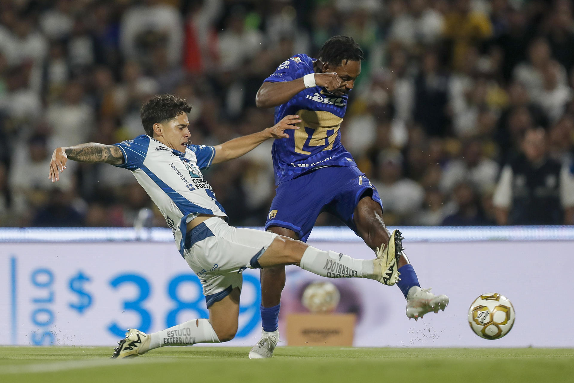 Álvaro Angulo (d), de Pumas UNAM, disputa un balón con Carlos Sánchez, de Pachuca, durante un partido por las semifinales de la Liga MX entre Pumas UNAM y Pachuca en el estadio Olímpico Universitario en Ciudad de México (México). EFE/Isaac Esquivel
