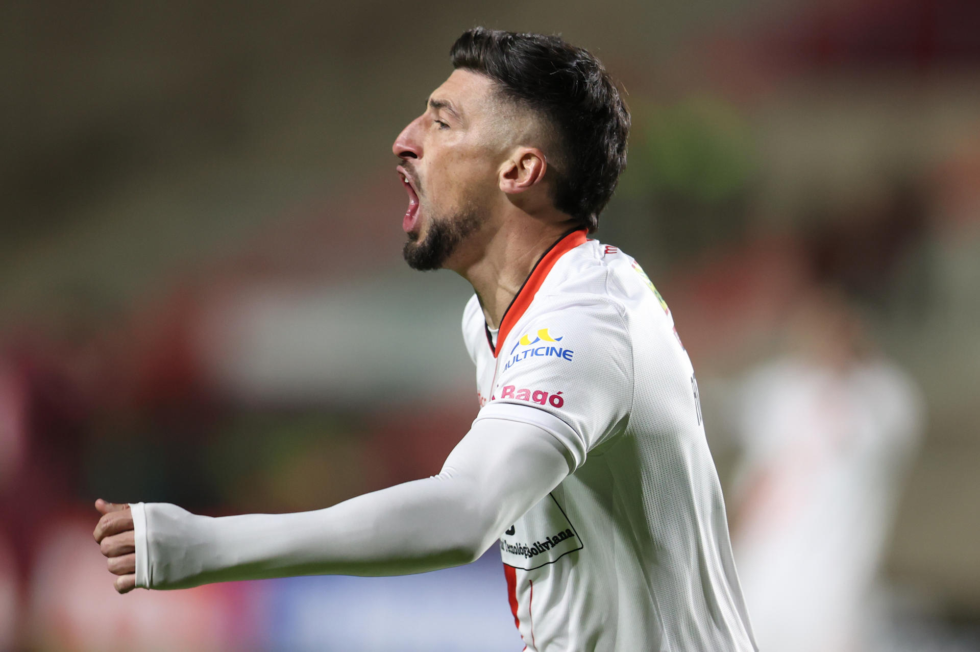 Joel Amoroso, de Always Ready, celebra un gol ante Lanús en el estadio Municipal de El Alto en El Alto (Bolivia). EFE/Luis Gandarillas
