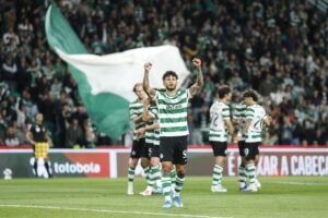Luis Suárez (C), del Sporting, celebra el 2-0 durante el partido de fútbol de la Primera División portuguesa contra el Gil Vicente en Lisboa. EFE/EPA/ANTONIO PEDRO SANTOS