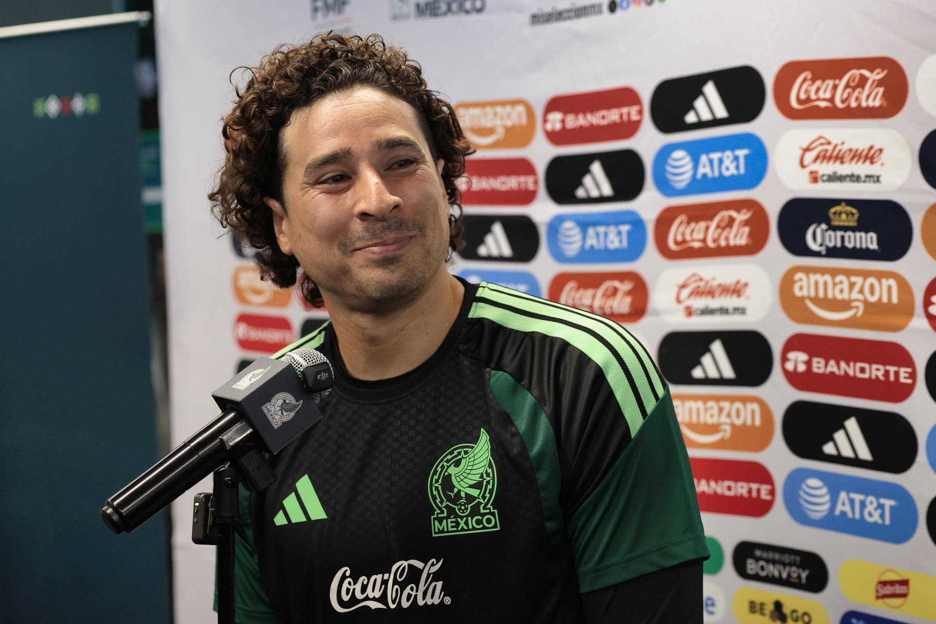 Mexicano Ochoa elogia a Aguirre y habla de su lucha para acercarse con 40 años a su sexto Mundial
