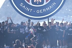 Marquinhos, la Copa de Europa y toda la plantilla del pSG junto a la Torre Eiffel. EFE/EPA/FIRAS ABDULLAH