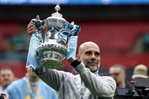 El jugador del Manchester City Pep Guardiola celebra la consecución de la FA Cup este pasado sábado en Wembley, Londres, Reino Unido. EFE/EPA/NEIL HALL