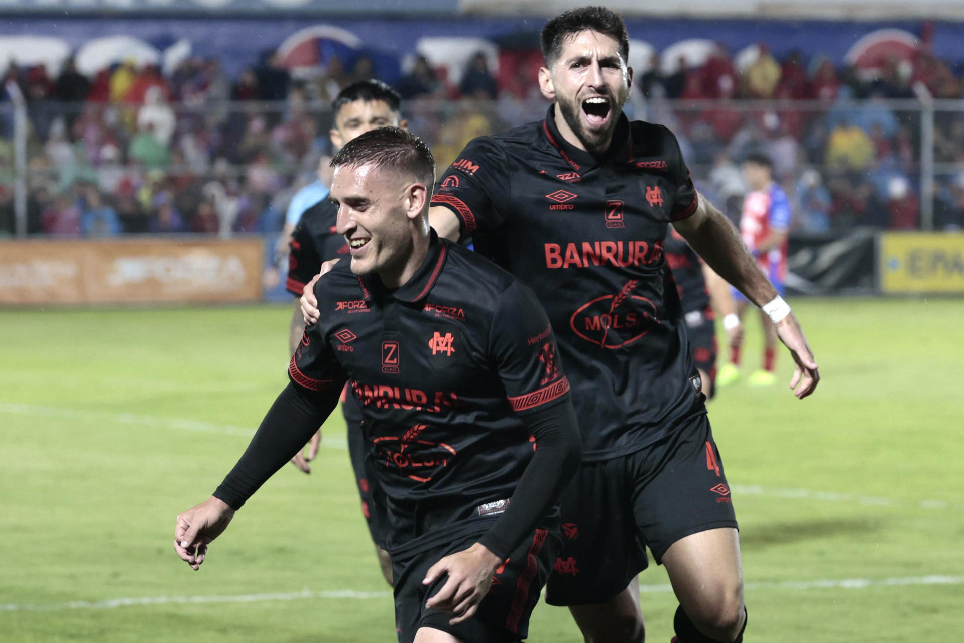 Cristian Hernández (i), de Municipal, celebra un gol este sábado en la final de la Liga Nacional de Fútbol de Guatemala ante Xelajú MC en el estadio Mario Camposeco, en Quetzaltenango (Guatemala). EFE/ Fernando Ruiz
