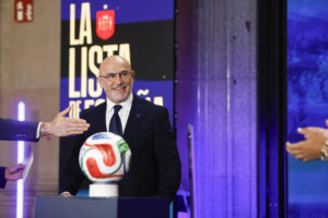El seleccionador español de fútbol, Luis de la Fuente, durante la rueda de prensa ofrecida para dar a conocer la lista de convocados para el Mundial de 2026. EFE/ Javier Lizon