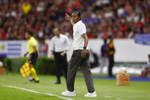 El entrenador de Cruz Azul, Joel Huiqui, da indicaciones este sábado, en un partido. Imagen de archivo. EFE/ Francisco Guasco