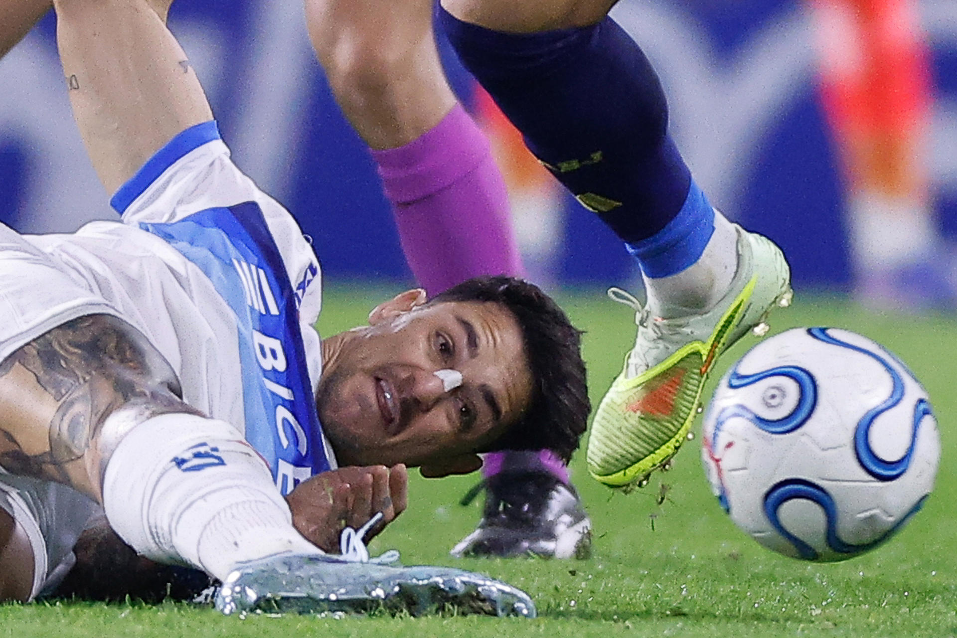 El delantero argentino de Universidad Católica Fernando Zampedri disputa el balón, aún caído, durante el partido que clasificó al equipo chileno a los octavos de final de la Copa Libertadores y envió a Boca Juniors a una repesca por un cupo en la Copa Sudamericana durante un partido jugado este jueves en el estadio La Bombonera. EFE/ Juan Ignacio Roncoroni 