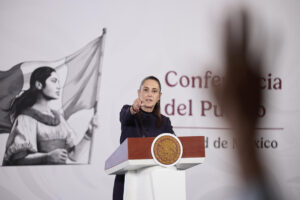 La presidenta de México, Claudia Sheinbaum, habla en una rueda de prensa este lunes, en el Palacio Nacional de Ciudad de México (México). EFE/José Méndez