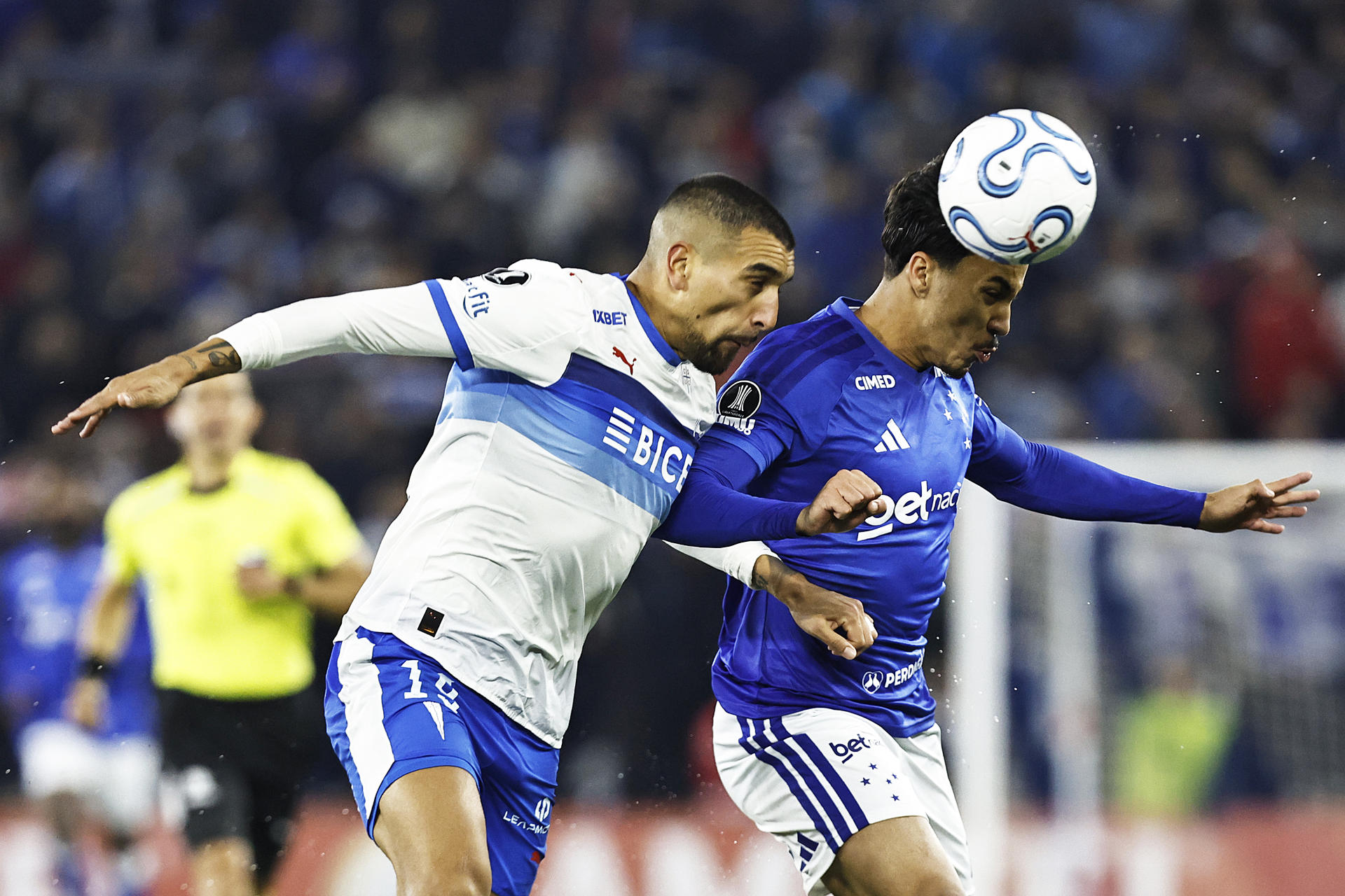 Branco Ampuero (i), de Universidad Católica, disputa el balón con Kaio Jorge, de Cruzeiro, este miércoles en un partido de la Copa Libertadores en el estadio Claro Arena de Santiago (Chile). EFE/ Osvaldo Villarroel
