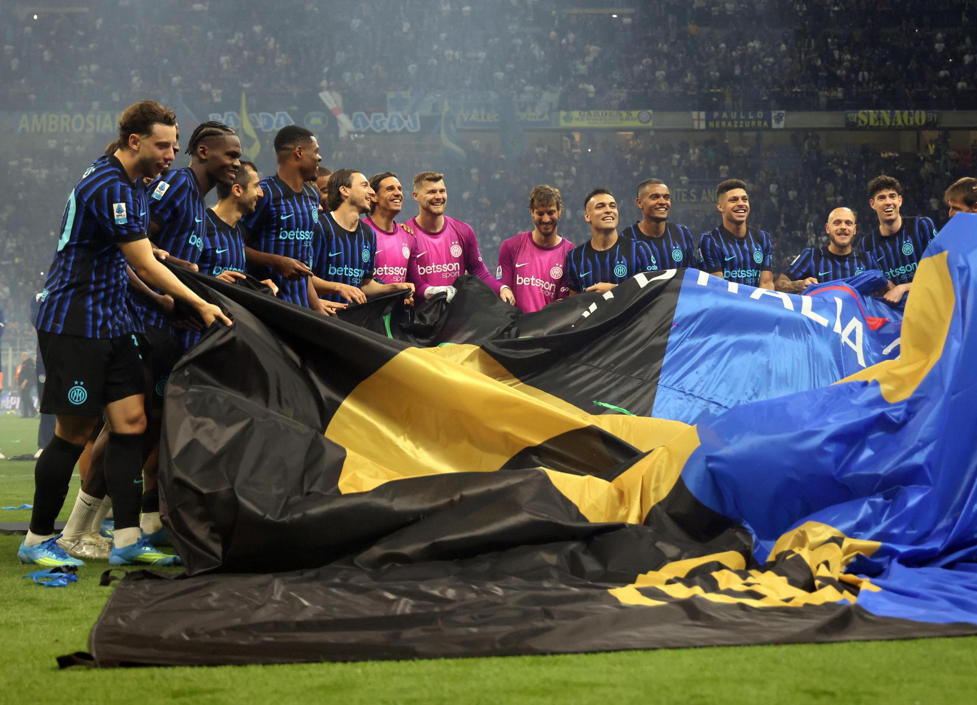 El jugador del Inter Milan Marcus Thuram celebra el 1-0 durante el partido de la Serie A que han jugado Inter Milan y Parma Calcio en Milan, Italia. EFE/EPA/MATTEO BAZZI
