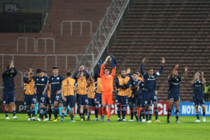 Los jugadores de Independiente Rivadavia celebran al final del partido ante Fluminense el pase a los octavos de la Copa Libertadores en el estadio Malvinas Argentinas en Mendoza. EFE/Axel Lloret