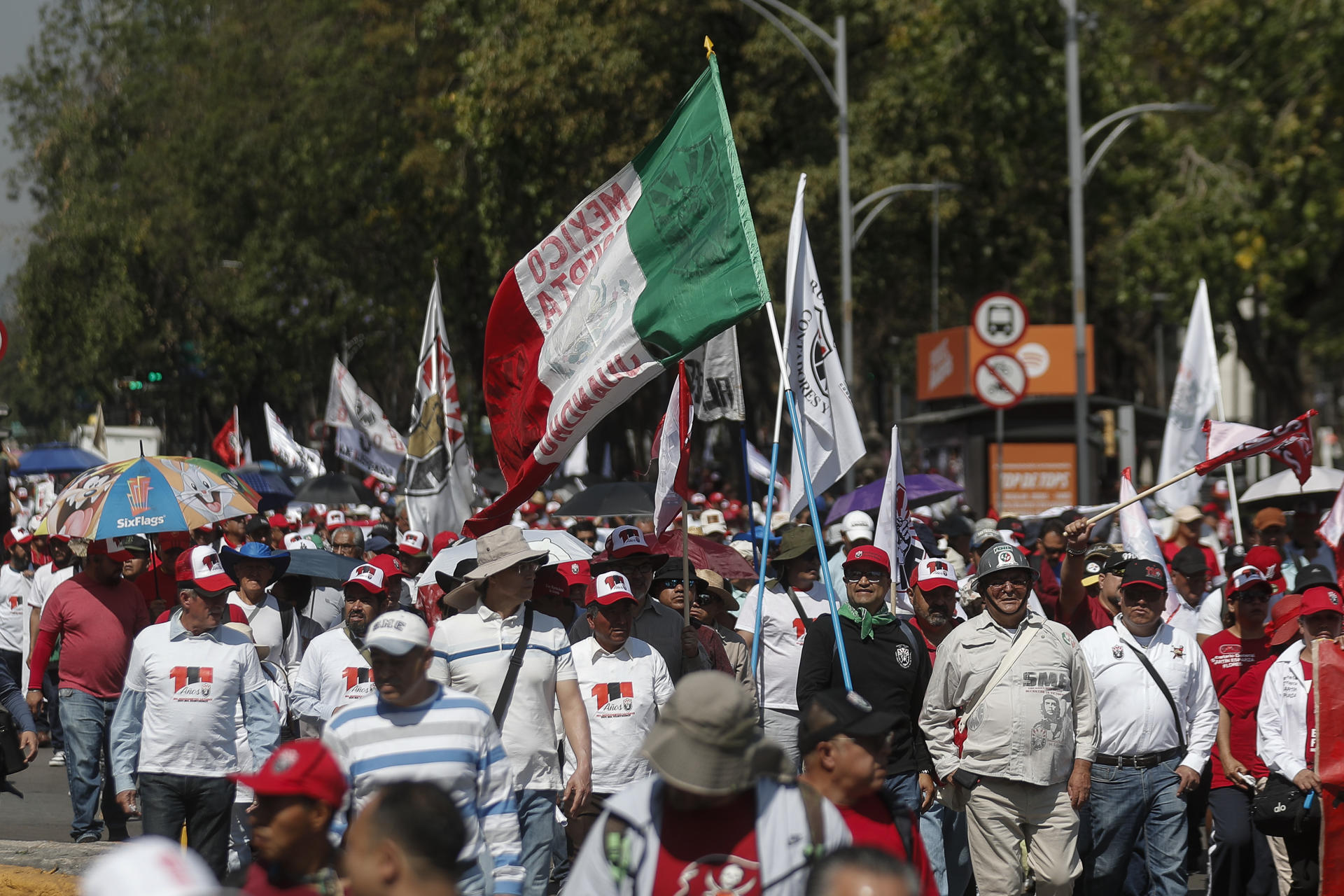 Miles de maestros de la Coordinadora Nacional de Trabajadores de la Educación y otros sindicatos marcharon este viernes por la principales avenidas de la Ciudad de México (México). EFE/Isaac Esquivel
