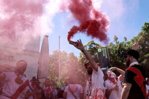 Aficionados del Rayo Vallecano celebran en el centro de Leipzig, antes de la final de la Liga Conferencia que disputará su equipo contra el Crystal Palace. EFE/EPA/FILIP SINGER