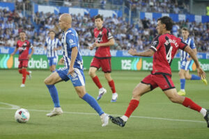 El centrocampista del Alavés Jon Guridi (i) juega un baalón ante Pedro Díaz, del Rayo, durante el partido de LaLiga de fútbol que Deportivo Alavés y Rayo Vallecano disputan en el estadio de Mendizorroza, en Vitoria. EFE/ L. Rico