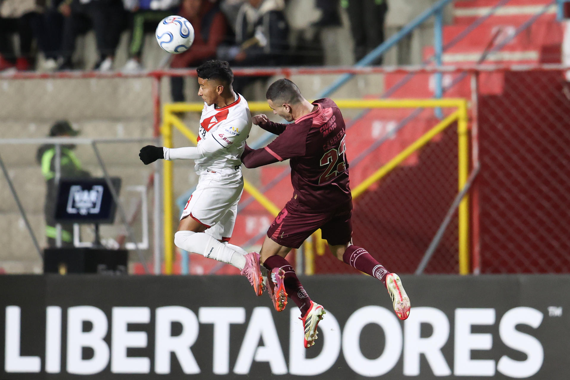 Carlitos Rodriguez (i), de Always Ready, disputa el balón con Ramiro Carrera, de Lanús, en un partido de la fase de grupos de la Copa Libertadores en el estadio Municipal de El Alto en El Alto (Bolivia). EFE/Luis Gandarillas
