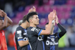 Jugadores de Independiente del Valle celebran este miércoles el triunfo por 1-0 sobre Rosario Central y la clasificación a los octavos de final de la Copa Libertadores junto con el equipo argentino en partido jugado en Quito. EFE/ José Jácome