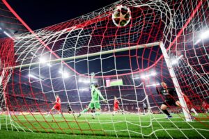 El portero alemán Manuel Neuer no puede evitar el 0-1 durante el partido de vuelta de semfinales de la UEFA Champions League entre Bayern Munich y Paris Saint-German, eni Múnich, Alemania. EFE/EPA/RONALD WITTEK