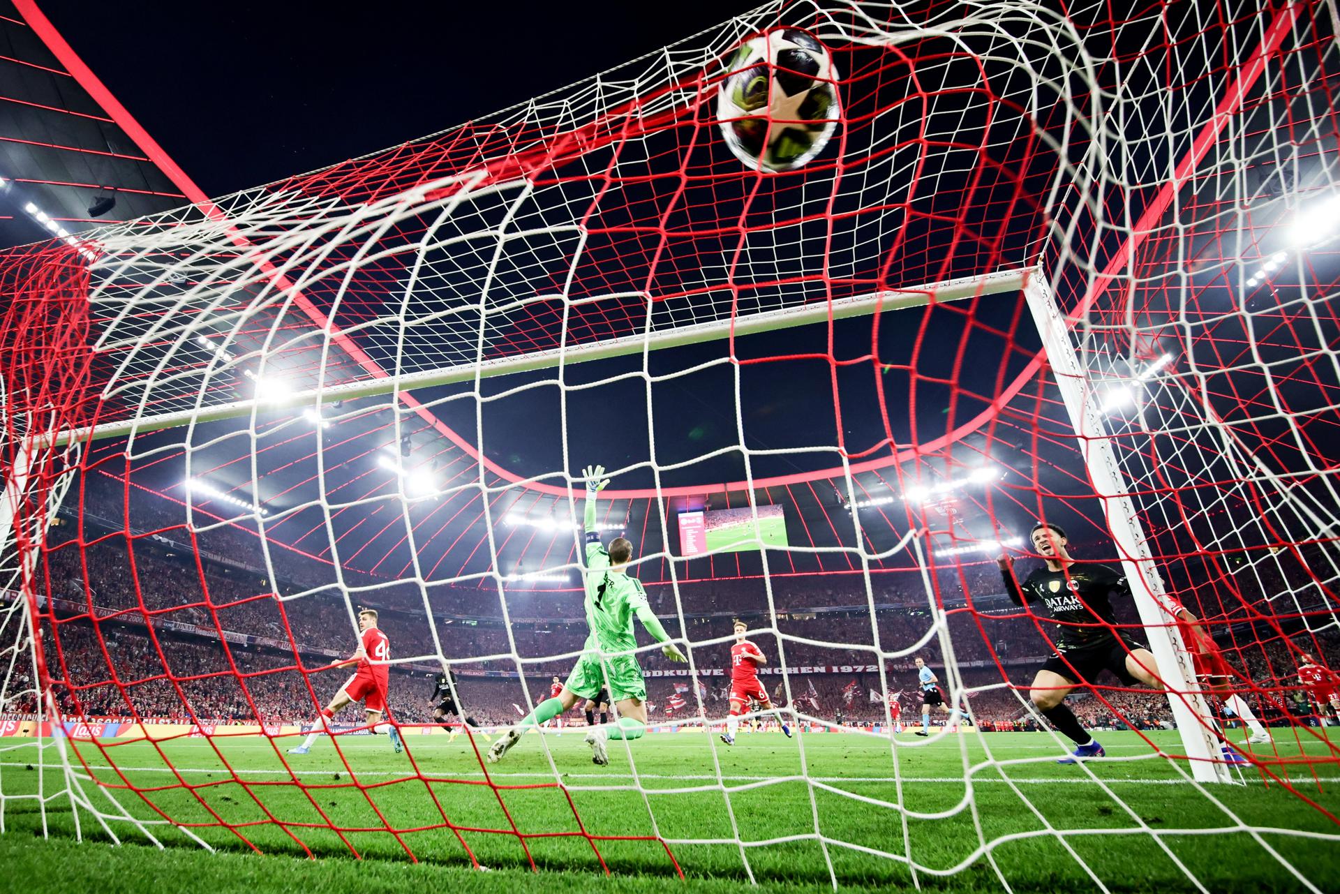 El ecuatoriano Pacho, elegido mejor jugador del Bayern-PSG por una “actuación defensiva sobresaliente”