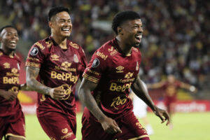 Jherson Mosquera, de Tolima, celebra un gol ante Nacional en partido de Copa Libertadores en el estadio Manuel Murillo Toro de Ibagué (Colombia). EFE/Carlos Ortega