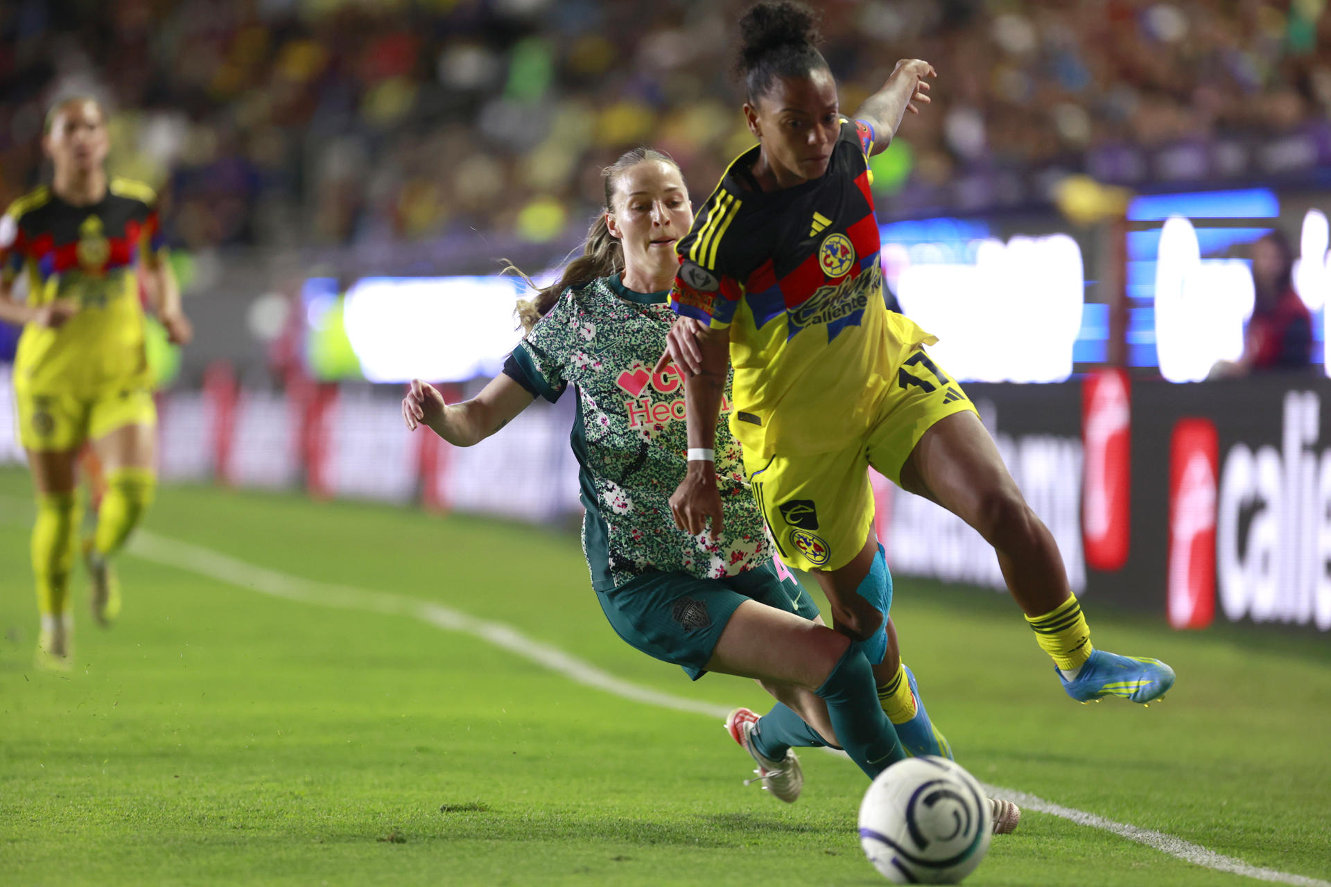Gabby Carle, de Washington Spirit (i), disputa el balón con Geyse, de América, este sábado en la final de la Copa de Campeones Femenina de la Concacaf, en el estadio Hidalgo, en Pachuca (México). EFE/David Martínez Pelcastre
