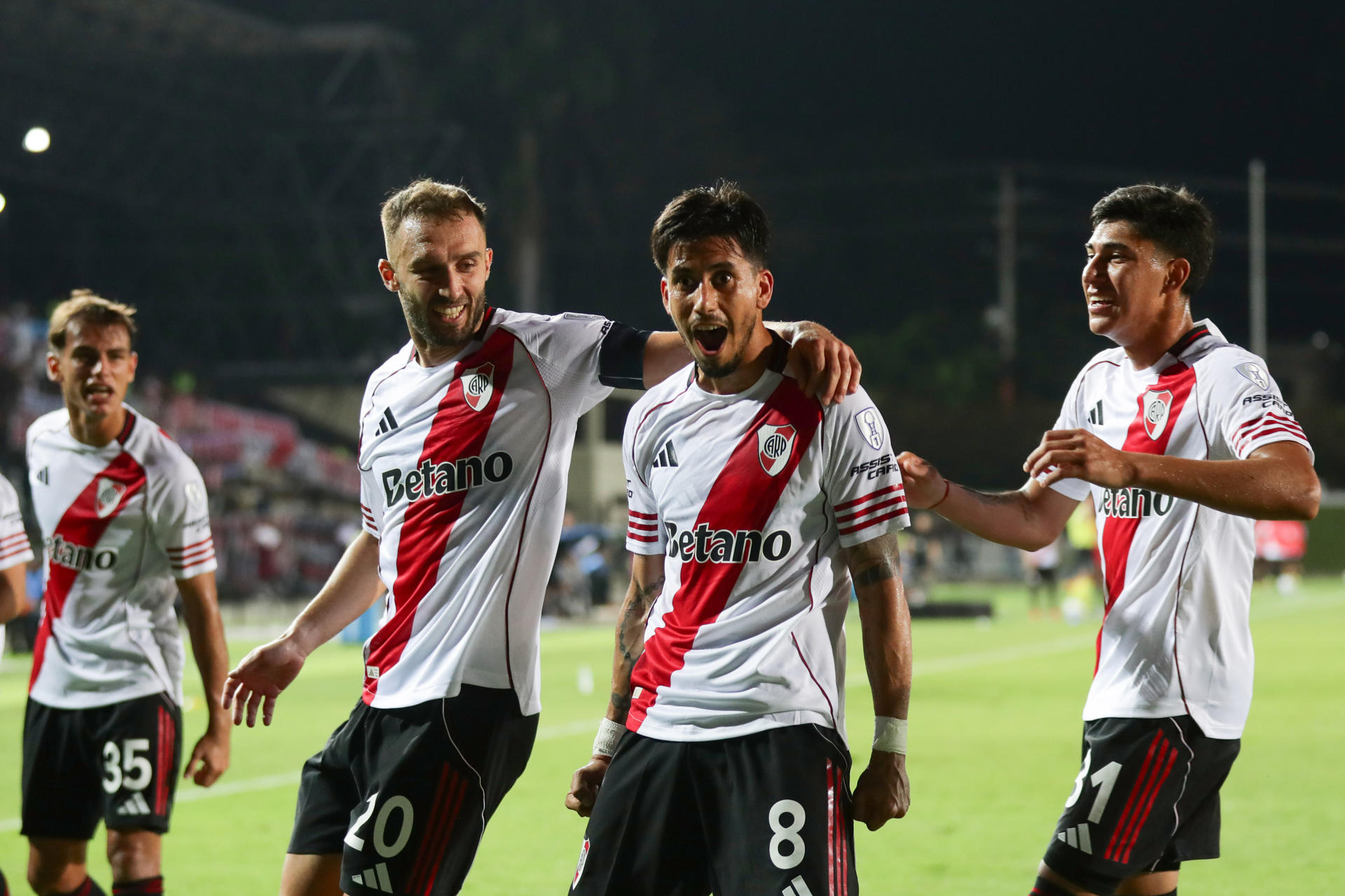 Maximiliano Meza (c), de River, celebra un gol ante Carabobo en Valencia (Venezuela). EFE/Ronald Peña R
