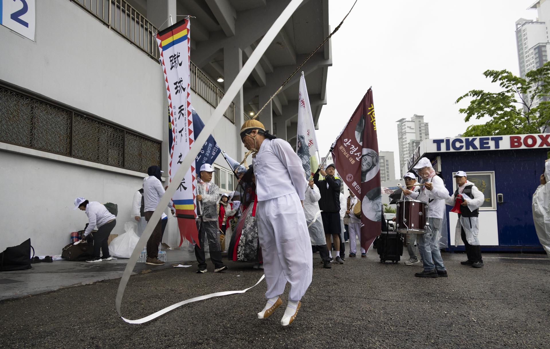 Aficionados al fútbol de Corea del Sur arropan este miércoles al equipo norcoreano femenino Naegohyang FC y al surcoreano Suwon FC, durante la semifinal regional celebrada en el Sur. EFE/JEON HEON-KYUN