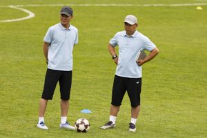 El equipo técnico del conjunto norcoreano Naegohyang FC durante un entrenamiento en Suwon, Corea del Sur, antes del enfrentamiento contra el Suwon FC.
EFE/EPA/JEON HEON-KYUN