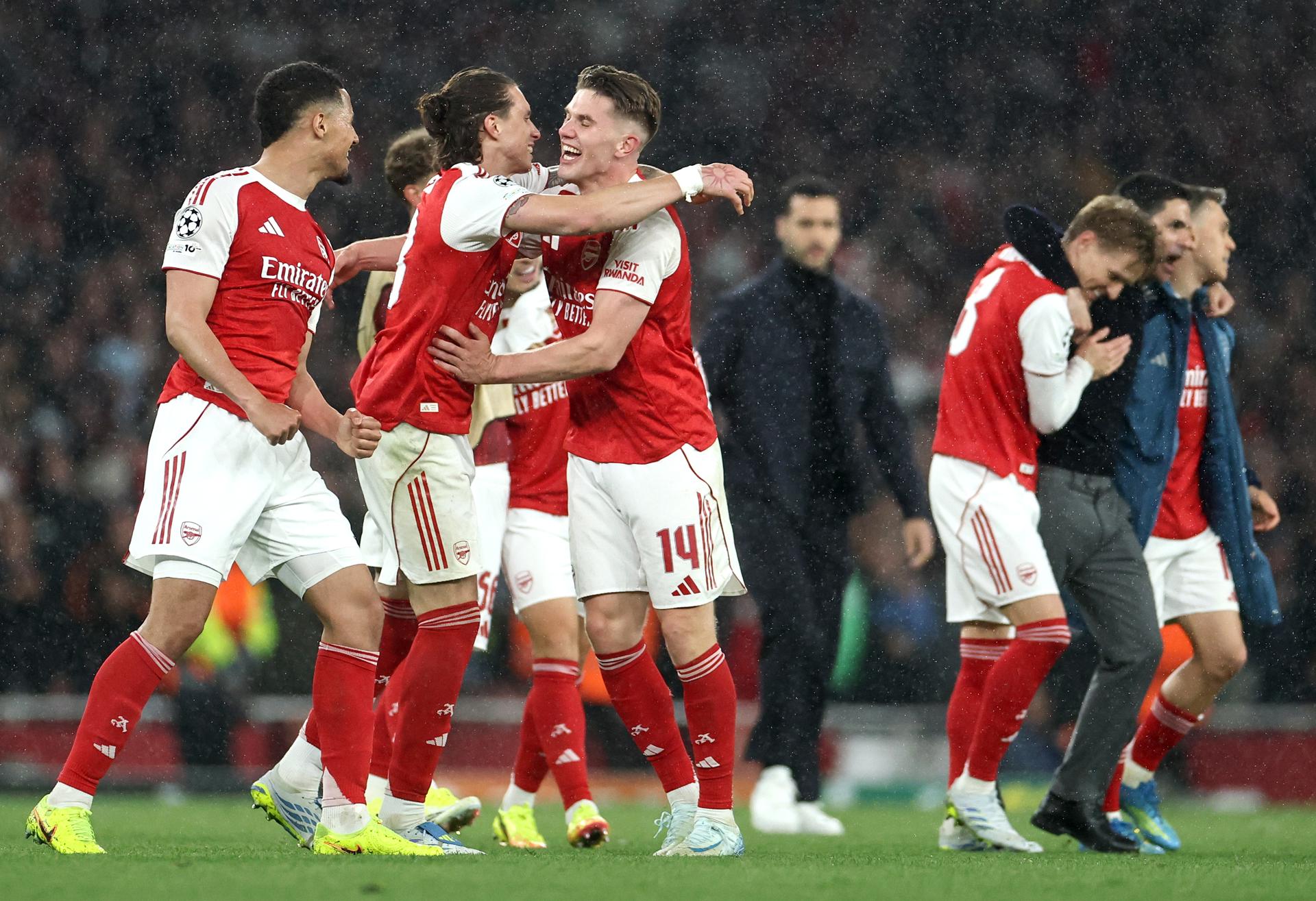 Los jugadores del Arsenal celebran la clasificación para la final de la Liga de Campeones tras vencer al Atlético de Madrid. EFE/EPA/NEIL HALL 