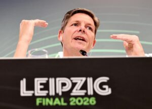 El entrenador del Crystal Palace, Oliver Glasner, asiste a la rueda de prensa en Leipzig, Alemania previa a la fibnal de la Liga conferencia del miércoles contra el Rayo Vallecano. EFE/EPA/RONALD WITTEK