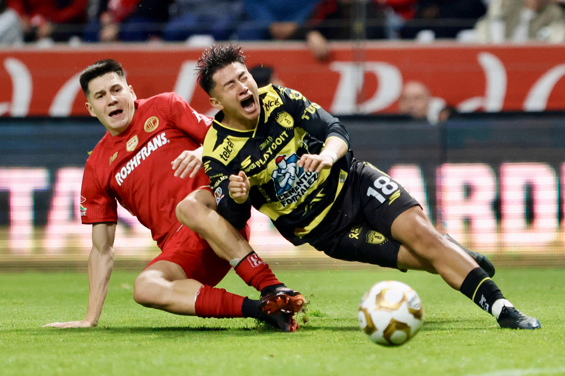 Franco Romero (i), de Toluca, disputa un balón con Alexei Domínguez, de Pachuca, en un partido por los cuartos de final de la Liga MX entre Toluca y Pachuca en el estadio Nemesio Diez en Toluca (México). EFE/Felipe Gutiérrez
