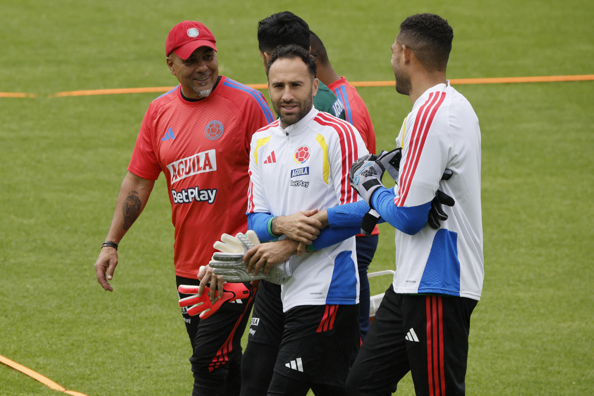 El portero de la selección colombiana de fútbol David Ospina (c) participa en un entrenamiento en el Estadio Metropolitano de Techo, en Bogotá (Colombia). EFE/ Carlos Ortega