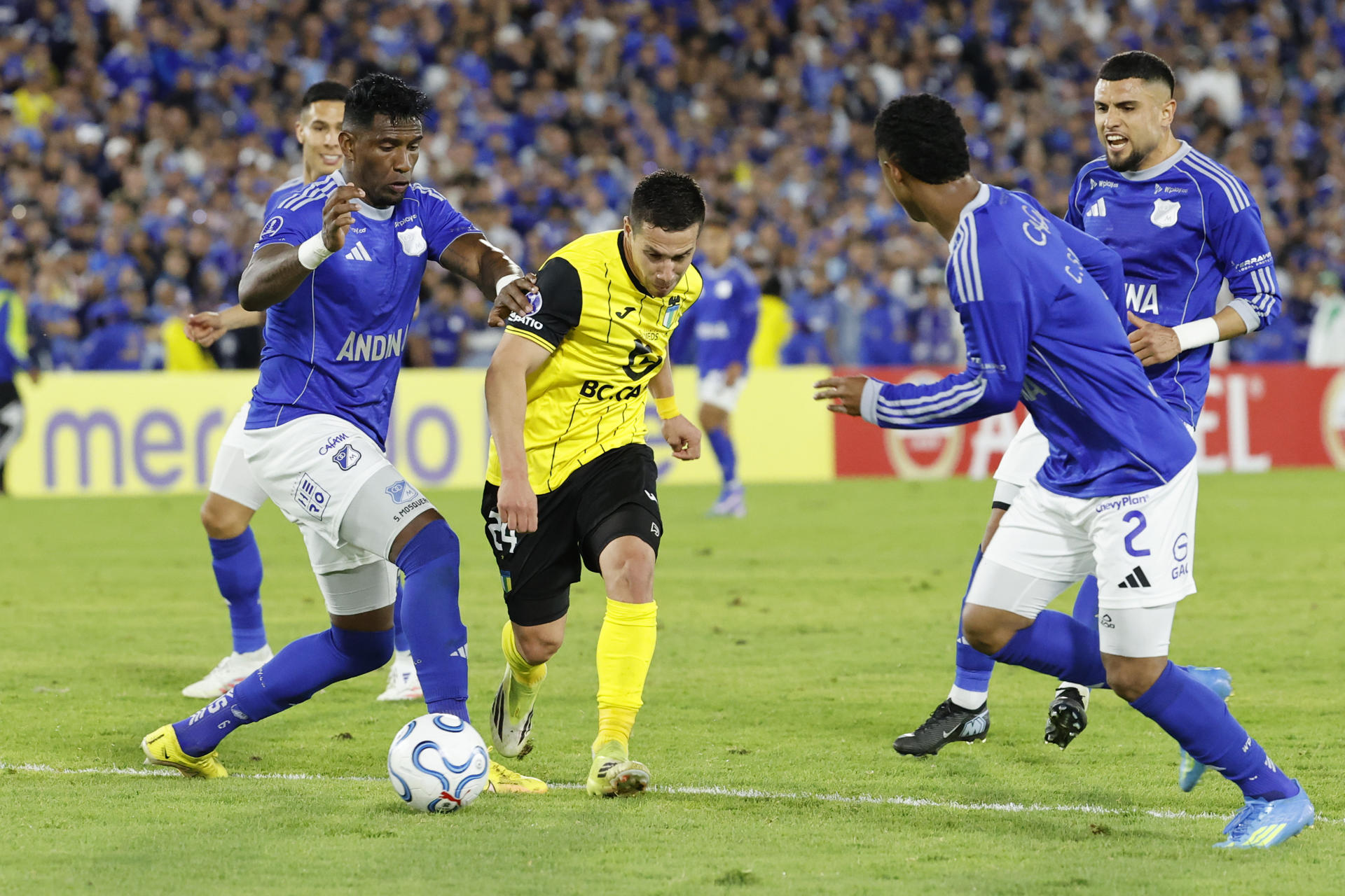 Francisco González (c), de O'Higgins, le pega al balón en un partido de la Copa Sudamericana entre Millonarios y O'Higgins en el estadio El Campín, en Bogotá (Colombia). EFE/ Mauricio Dueñas Castañeda 