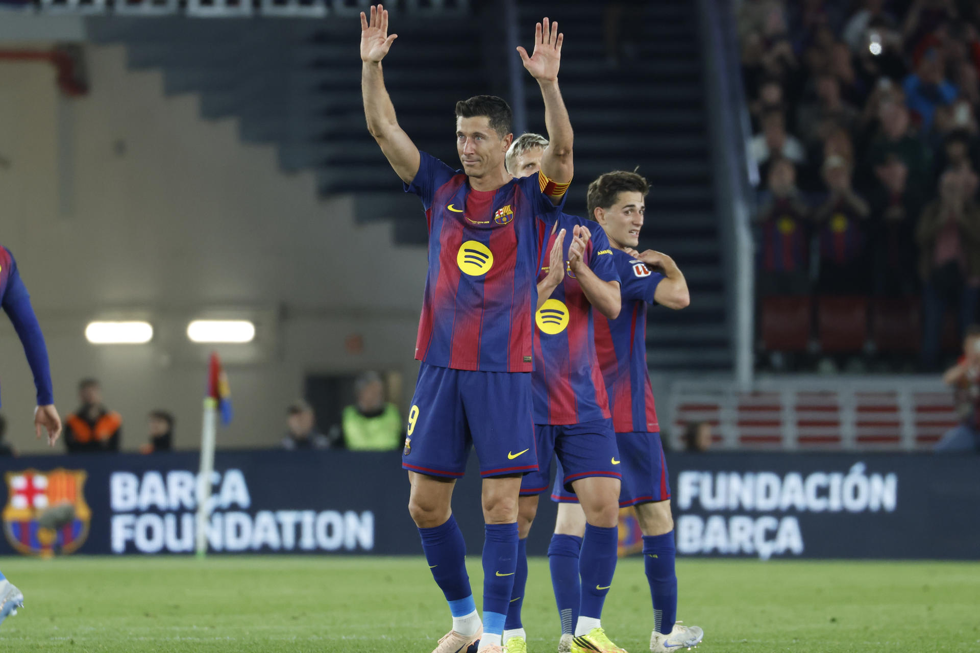 Polaco Lewandowski, emocionado en su adiós al Barcelona, con triunfo 3-1 sobre el Real Betis