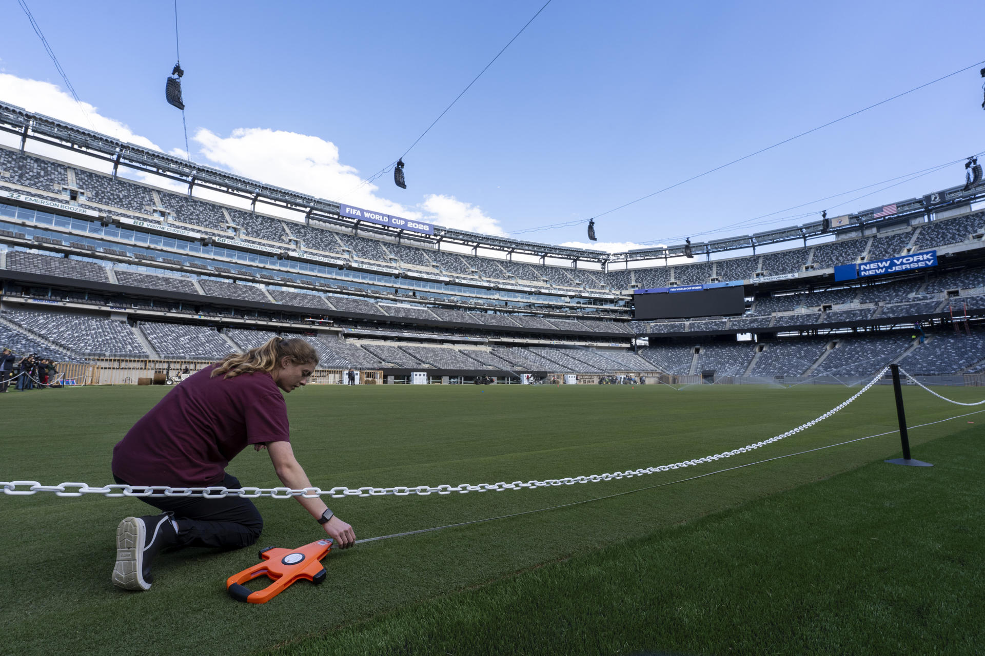 Una persona trabaja en la instalación de la nueva grama del estadio MetLife, uno de los escenarios del Mundial de 2026, situado en East Rutherford (Nueva Jersey). EFE/ Angel Colmenares
