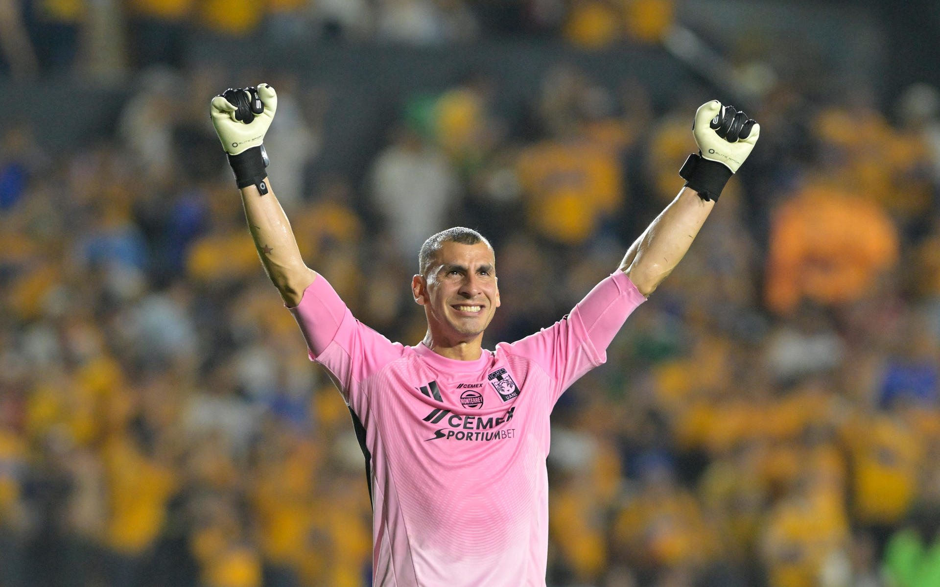 Nahuel Guzmán de Tigres celebra este martes, al finalizar un partido de la semifinal de la Copa de Campeones Concacaf en el estadio Universitario en San Nicolás de los Garza (México). EFE/ Miguel Sierra
