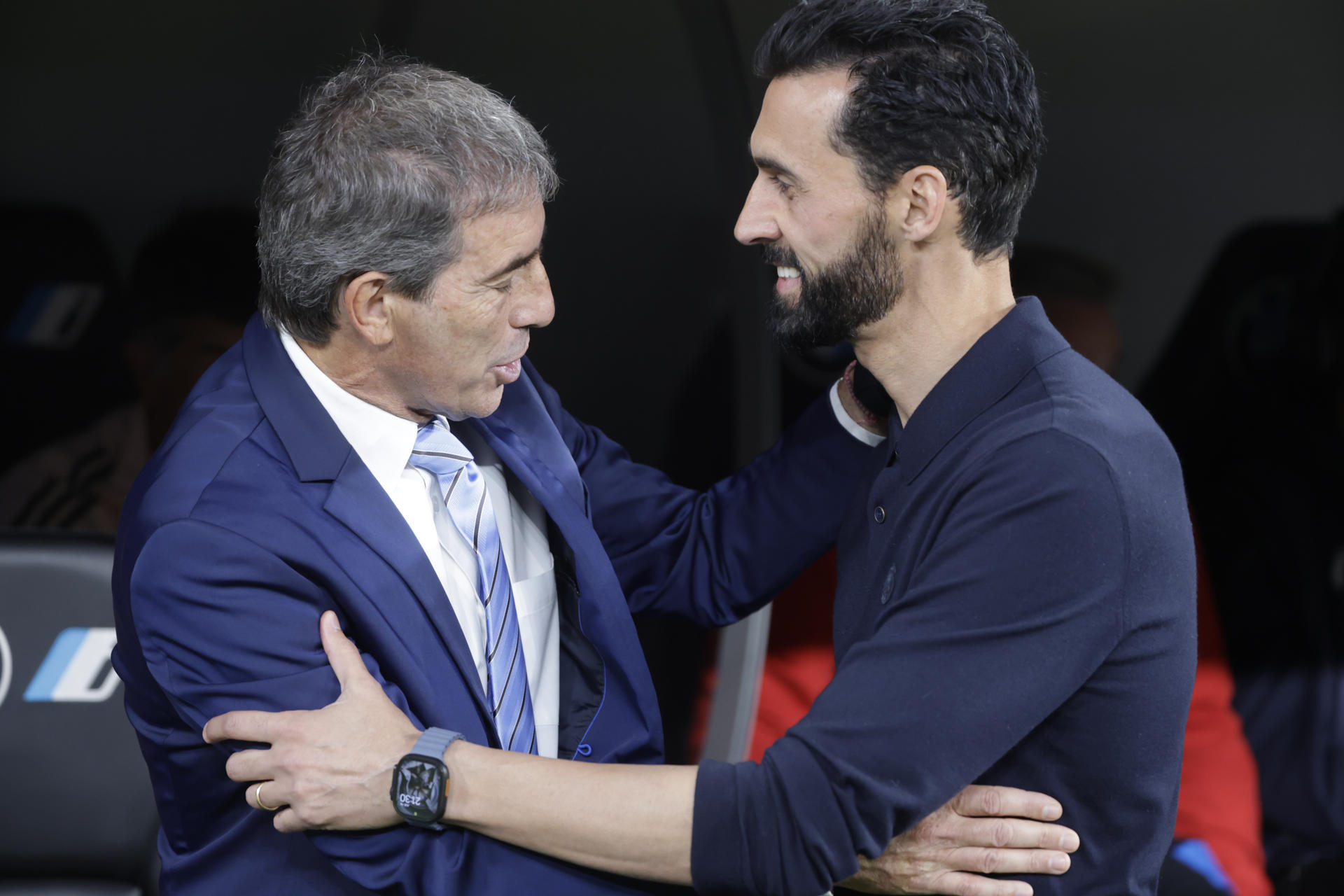MADRID, 14/05/2026.- El entrenador del Real Madrid, Álvaro Arbeloa (d) saluda al del Oviedo, Guillermo Almada, antes del partido de LaLiga entre el Real Madrid y el Real Oviedo, este jueves en el estadio Santiago Bernabéu de Madrid. EFE/ Juanjo Martín