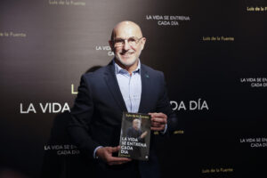 El seleccionador nacional Luis de la Fuente presenta su autobiografía titulada 'La Vida se entrena cada día', este miércoles en Madrid. EFE/ Marcos Villaoslada