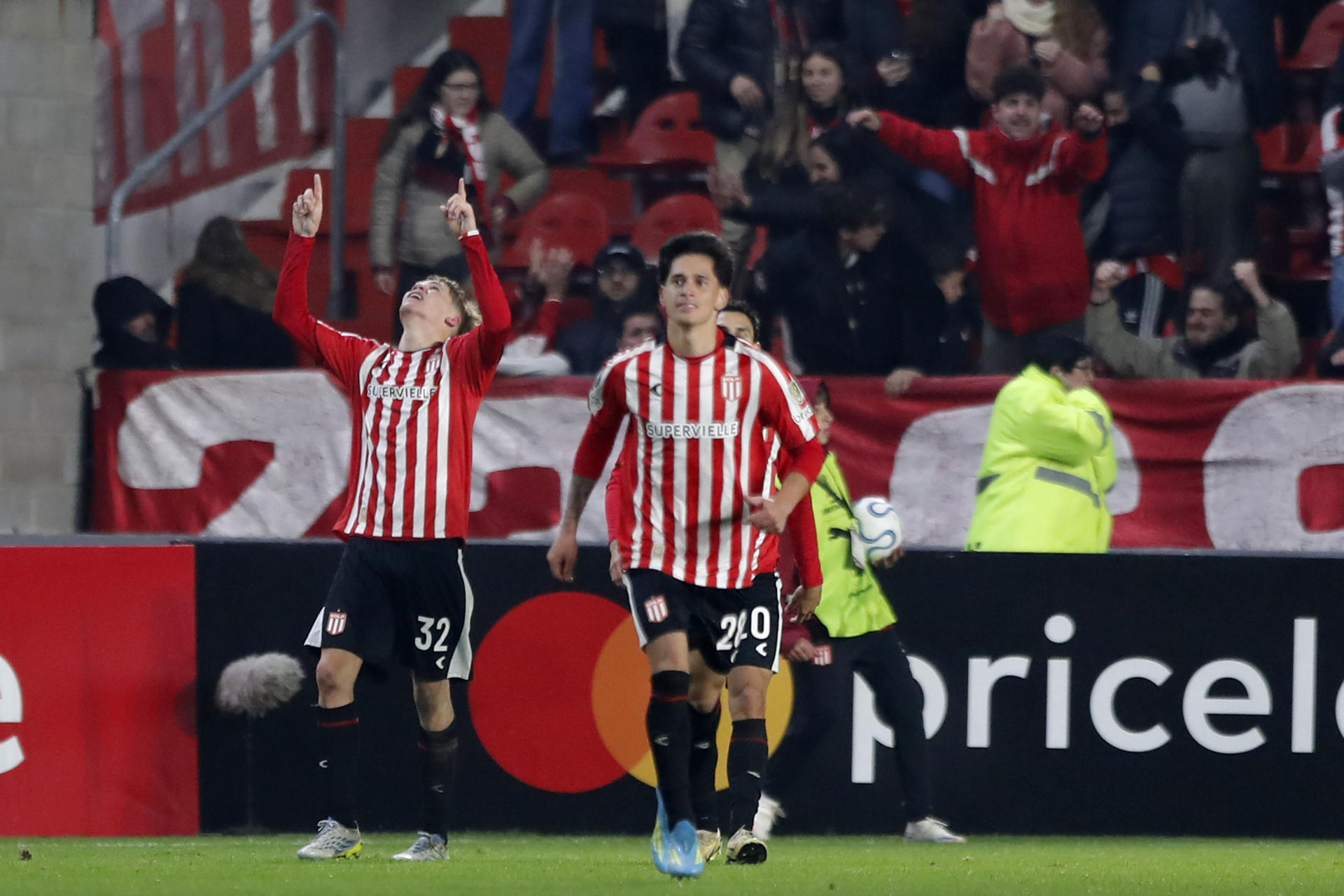 Mikel Amondarain (i) celebra el gol a los 92 minutos que ha clasificado este martes a Estudiantes de La Plata a los octavos de final de la Copa Libertadores a expensas del Independiente Medellín en partido jugado en el estadio UNO de La Plata. EFE/ Demian Alday AMDEP5673. LA PLATA (ARGENTINA), 26/05/2026.- de Estudiantes celebra un gol este martes, durante un partido de la fase de grupos de la Copa Libertadores entre Estudiantes de La Plata e Independiente Medellín en el estadio UNO en La Plata (Argentina). EFE/ Demian Alday