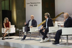 El seleccionador nacional de fútbol, Luis de la Fuente (2i), es entrevistado por los periodistas Luis Villarejo (d), de la Agencia EFE; Juan Carlos Rivero (2d), de TVE, y Silvia Barba, de RNE, en una nueva entrega de 'Los Desayunos' de la Agencia EFE y RTVE, este martes en Madrid. EFE/Chema Moya