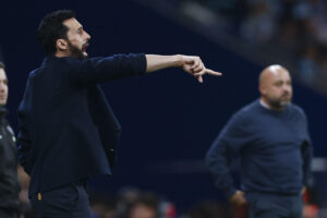El entrenador del Real Madrid, Álvaro Arbeloa (i), durante el partido de LaLiga de fútbol que RCD Espanyol y Real Madrid disputaron en el RCDE Stadium, en Barcelona. EFE/Quique García