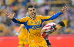 Angel Correa de Tigres celebra un gol en un partido de la Liga MX entre Tigres y Guadalajara en el Estadio Universitario de la ciudad de San Nicolás de los Garza (México). Imagen de archivo. EFE/ Miguel Sierra