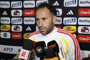 El portero de la selección colombiana de fútbol David Ospina habla con periodistas en el Estadio Metropolitano de Techo, en Bogotá (Colombia). EFE/ Carlos Ortega